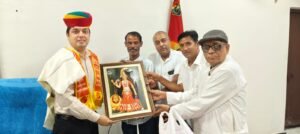 जोधपुर रेल मण्डल RPF कॉमन्डेन्ट नीतिश शर्मा का स्वागत करते हुए 