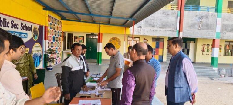 मतदान केंद्रों और बूथ क्षेत्रों में मतदाता सूचियों के विशेष गहन पुनरीक्षण कार्यक्रम (एसआईआर) की प्रगति का डीसी मीणा ने किया औचक निरीक्षण