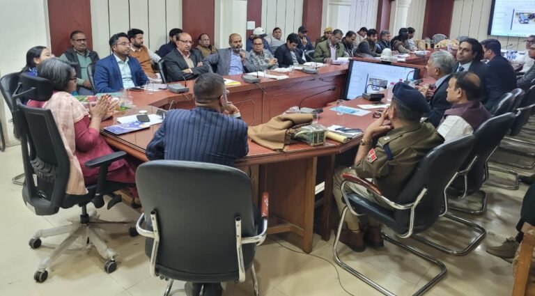 बाल वाहिनियों की जांच का चलेगा सघन अभियान,जिला  सड़क सुरक्षा समिति की बैठक में डीएम ने  सख्त कार्यवाही के दिए निर्देश