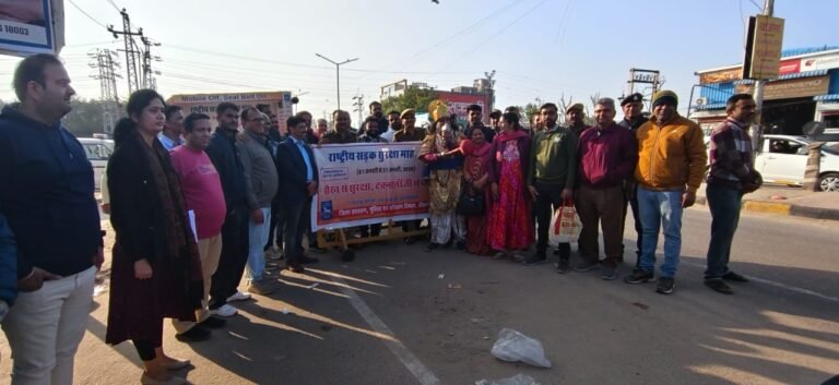 बीकानेर यातायात पुलिस का अनूठा नवाचार ,परिवहन विभाग के साथ मिलकर चलाया हेलमेट वितरण का कार्यकम