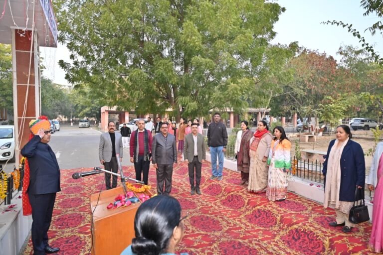 शिक्षा निदेशालय परिसर में परम्परागत तरीके से मनाया गणतंत्र दिवस, निदेशक  शैलेंद्र देवड़ा के किया ध्वजारोहण, उत्कृष्ट कार्य करने वाले कार्मिक सम्मानित
