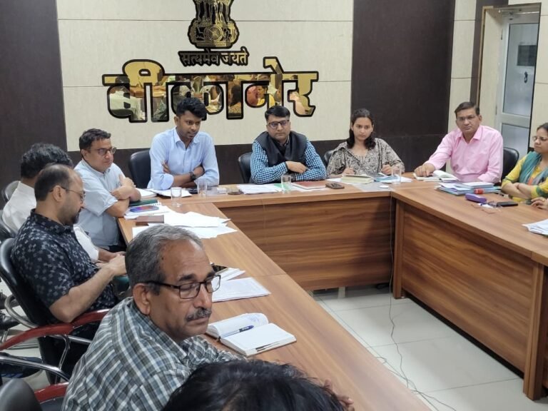 जिला कलेक्टर ने की जिले में पेयजल व्यवस्था, एलपीजी और पेट्रोल-डीजल आपूर्ति, हीट वेव प्रबंधन और जनगणना सहित विभिन्न बिंदुओं की समीक्षा