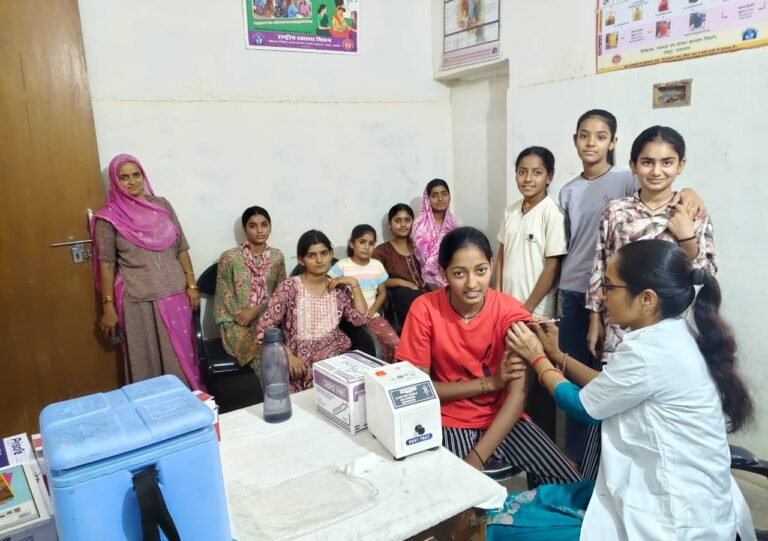 एचपीवी टीकाकरण ने पकड़ी रफ्तार, एक दिन में 450 से अधिक किशोरियों को लगा सुरक्षा टीका